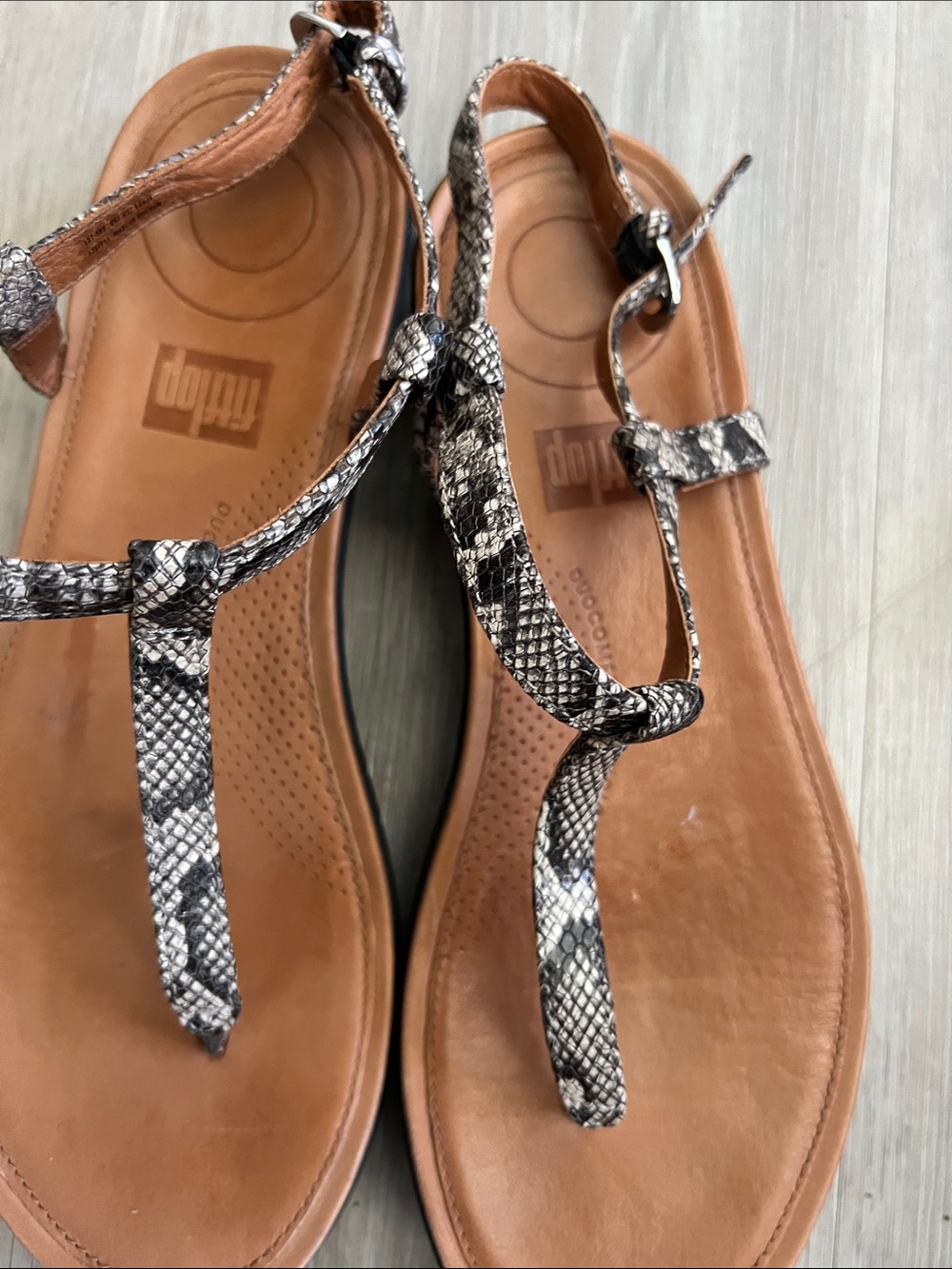 FitFlop womens Tia Toe-thong Sandals
 Snake-Print Straps Sz 7 summer vacation - Picture 4 of 8